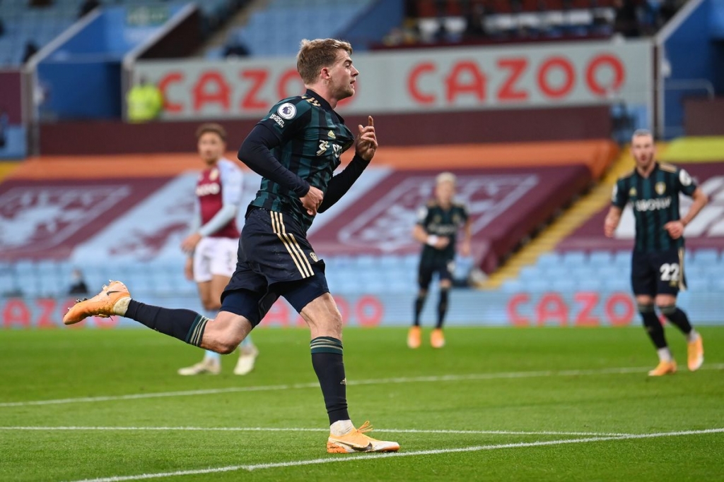 Tân binh Leeds United kết thúc mạch 4 trận toàn thắng của Aston Villa