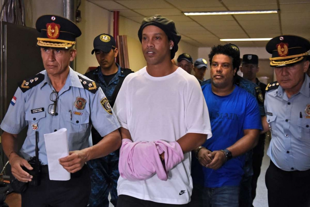 Ra tù chưa lâu, Ronaldinho lại nhiễm Covid-19