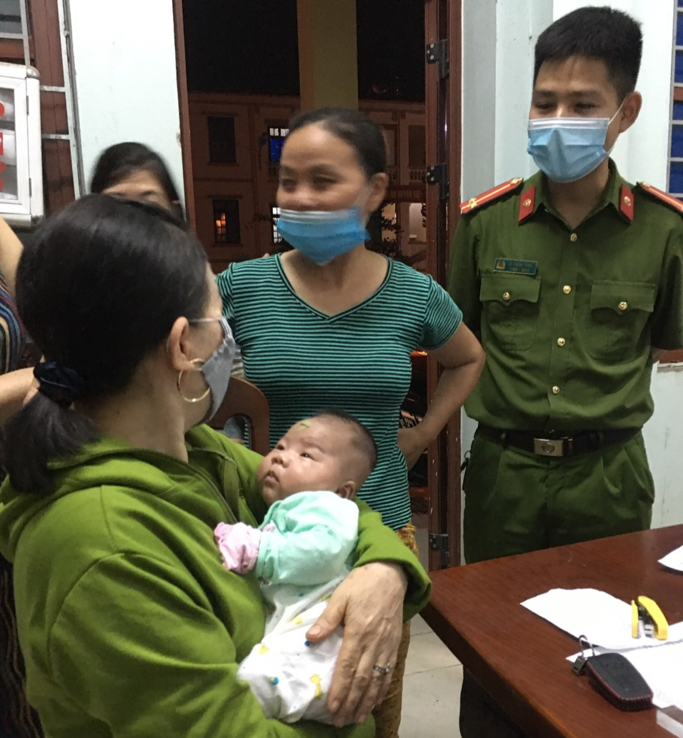 Bắc Giang: Cháu bé 1 tháng tuổi bị bỏ rơi bên đường