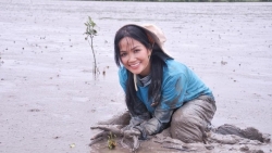 Hoa hậu H’Hen Niê lội bùn, cùng người dân bảo vệ rừng