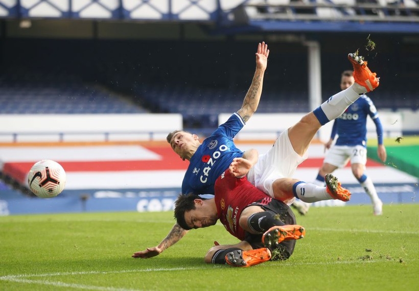 Cavani lần đầu ghi bàn, Manchester United ngược dòng đánh bại Everton