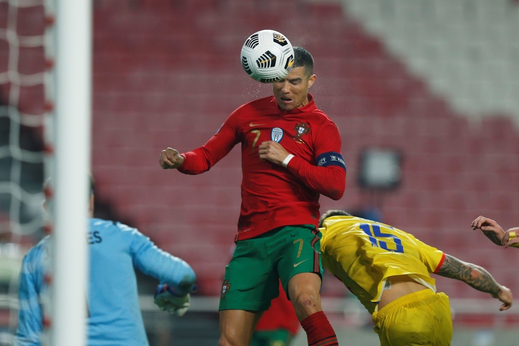 Ronaldo cân bằng kỷ lục của huyền thoại, Bồ Đào Nha có chiến thắng hủy diệt