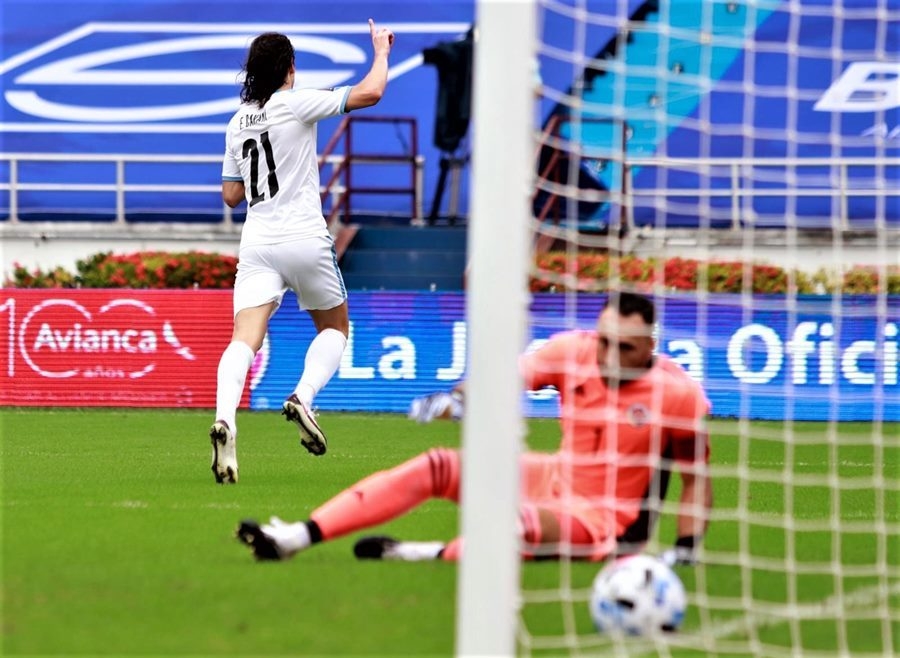 Cavani và Suarez tỏa sáng, Uruguay “đè bẹp” Colombia