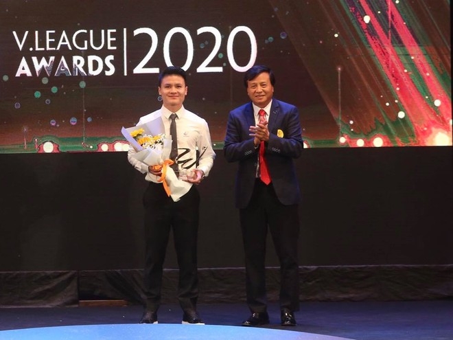 Văn Quyết giành giải Cầu thủ xuất sắc nhất V-League 2020