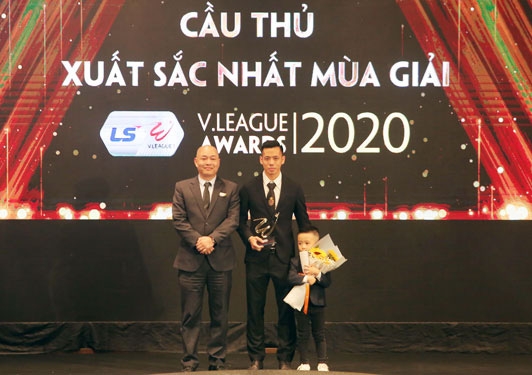 Văn Quyết giành giải Cầu thủ xuất sắc nhất V-League 2020