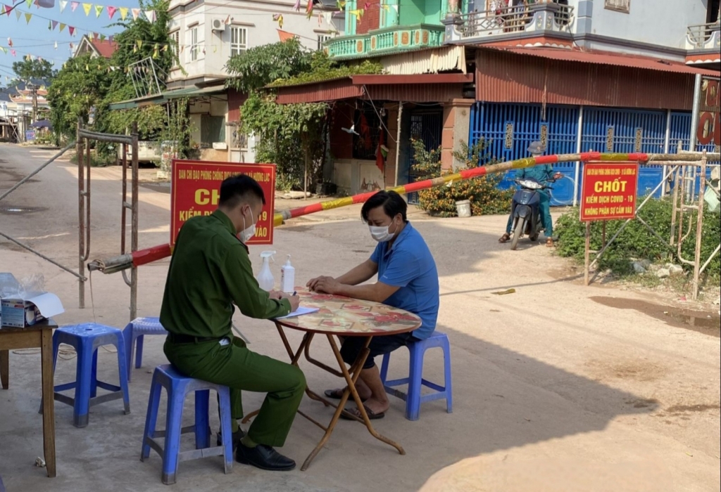 CAX Hương Lạc làm việc với đối tượng Trần Xuân V tại chốt kiểm soát thôn Nội Con 2, xã Hương Lạc