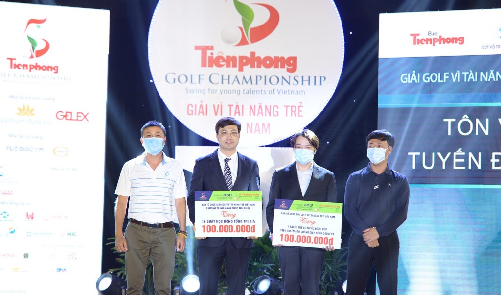 Ban tổ chức Tiền Phong Golf Championship tôn vinh thủ khoa các trường đại học, học viện năm 2021