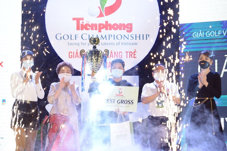 Vượt qua các đối thủ nặng ký, Golfer 14 tuổi vô địch Tiền Phong Golf Championship 2021