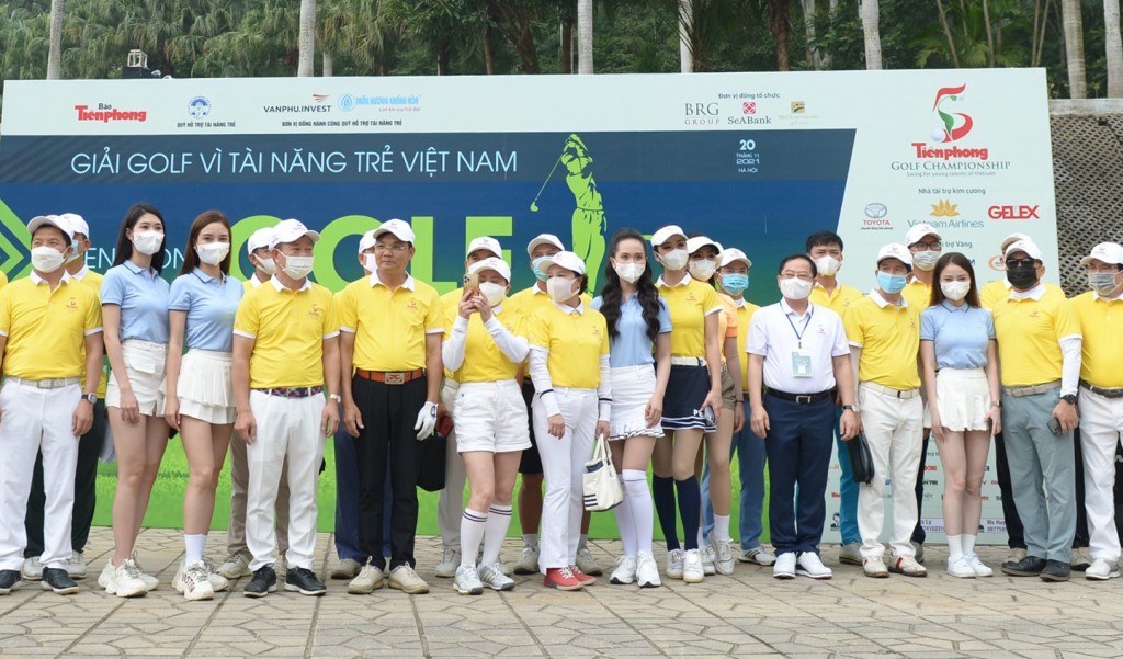 Vượt qua các đối thủ nặng ký, Golfer 14 tuổi vô địch Tiền Phong Golf Championship 2021