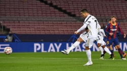 Ronaldo làm lu mờ Messi, Juventus giành ngôi nhất bảng