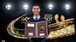 Ronaldo khoe giải thưởng Bàn chân vàng 2020