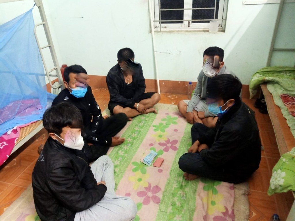 Bắc Giang: Bắt quả tang 5 đối tượng đánh bạc tại bến xe khách huyện Sơn Động