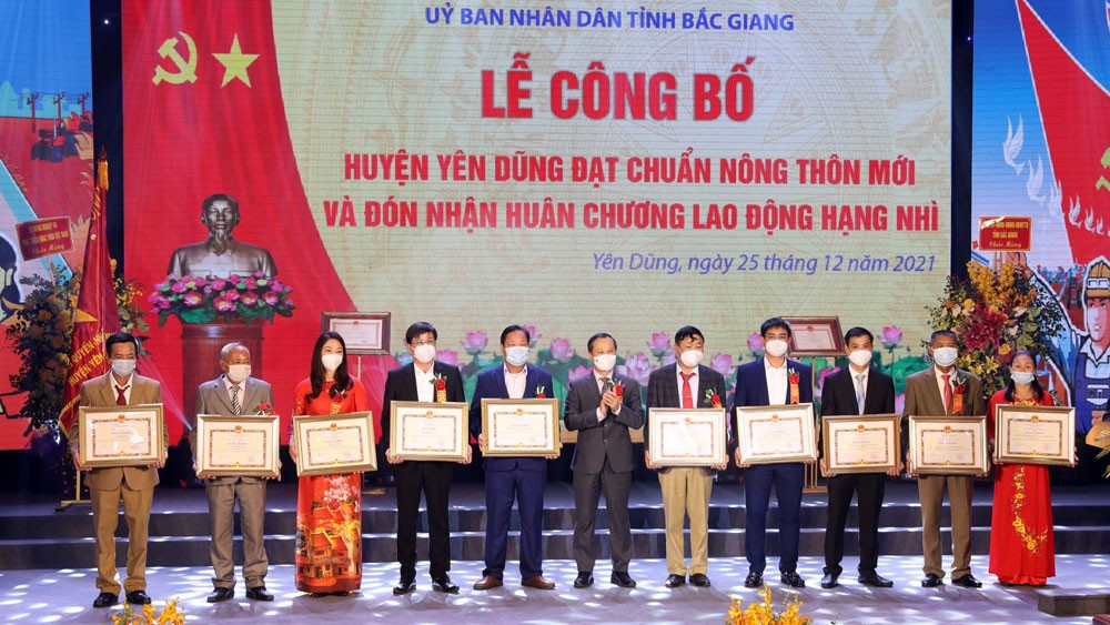 Đồng chí Mai Sơn trao Bằng khen của Chủ tịch UBND tỉnh cho đại diện các tập thể tiêu biểu