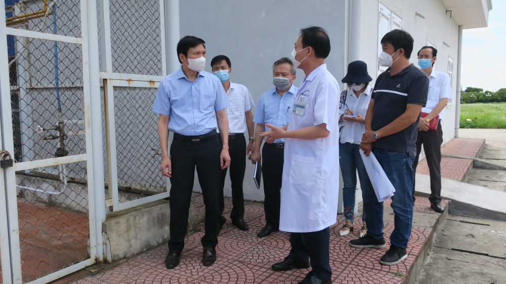 Giám đốc Sở Y tế Hải Phòng, Trần Anh Cường kiểm tra công tác lắp đặt hệ thống cung cấp oxy tại Bệnh viện Hữu nghị Việt Tiệp cơ sở 2.