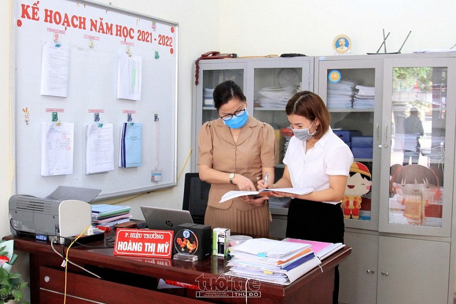 Ban Giám hiệu khích lệ, động viên cô giáo Thuỷ sử dụng phương pháp dạy học riêng của mình để có hiệu quả với học sinh chậm tiến