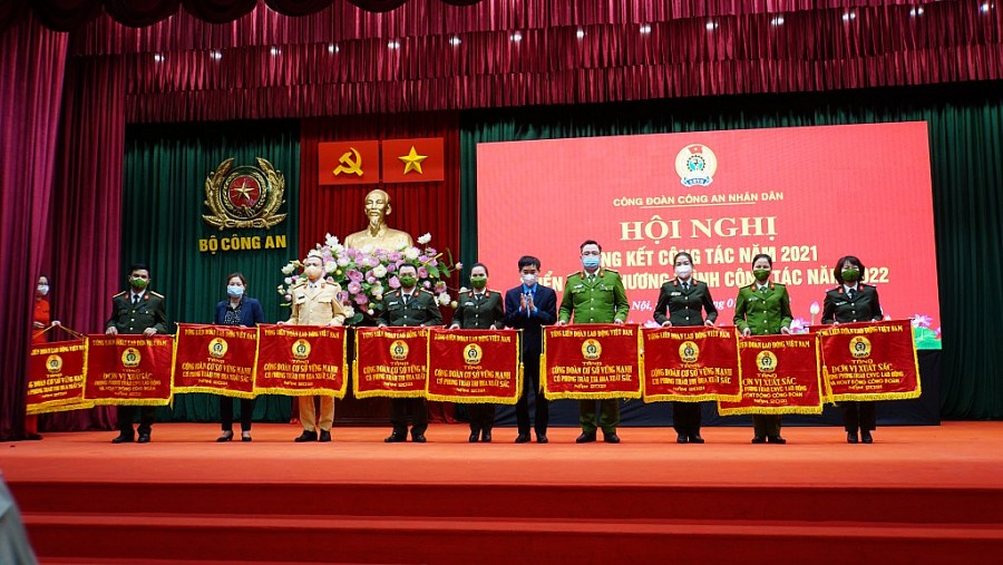 Tặng cờ thi đua xuất sắc của Tổng Liên đoàn Lao động Việt Nam cho các tập thể 