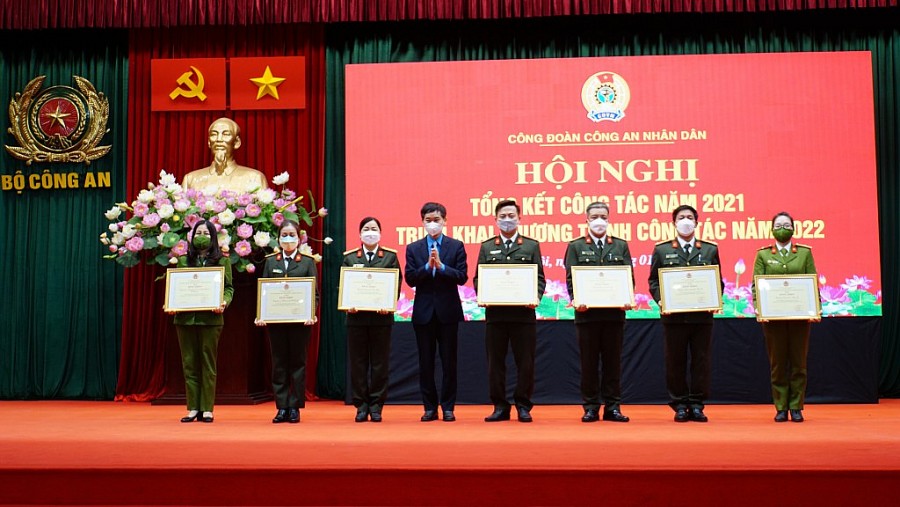 Các tập thể, cá nhân nhận bằng khen của Tổng Liên đoàn Lao động Việt Nam