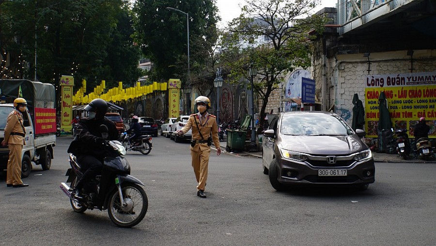 Trước cổng khu vực phố bích hoạ Phùng Hưng, nhiều phương tiện được hướng dẫn quay đầu để đảm bảo phương án phân luồng giao thông