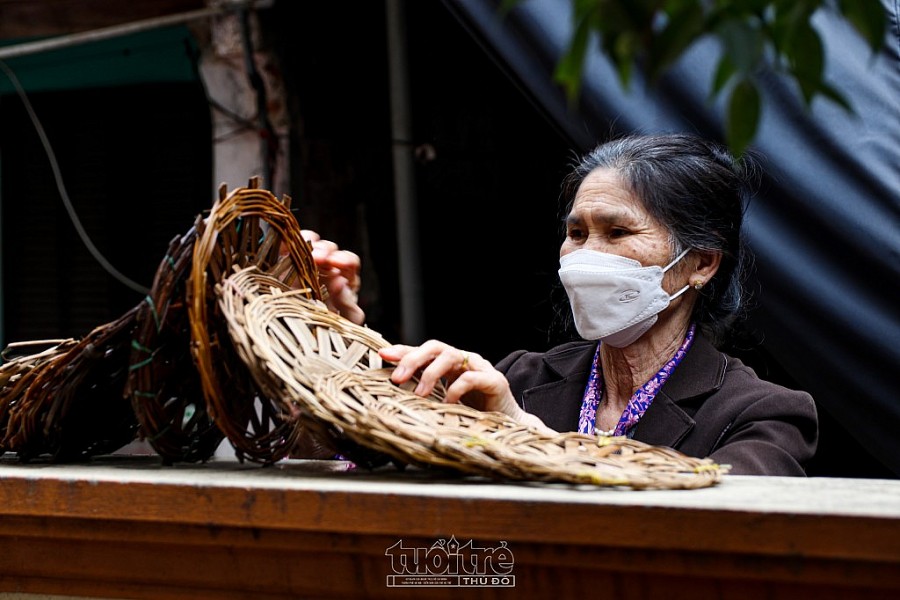 Bà Nguyễn Thị Trịnh (vợ ông Tiệp) tỉ mỉ trong từng công đoạn làm Cà dầm tương