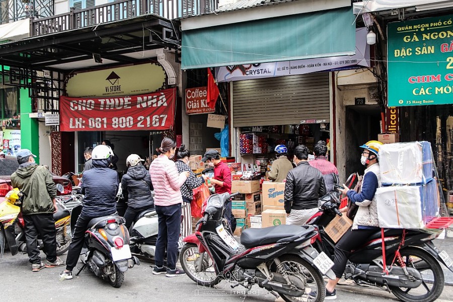 Đến hẹn lại lên, thị trường bánh kẹo Tết tại phố Hàng Buồm lại tấp nập kẻ mua người bán hơn bao giờ hết.