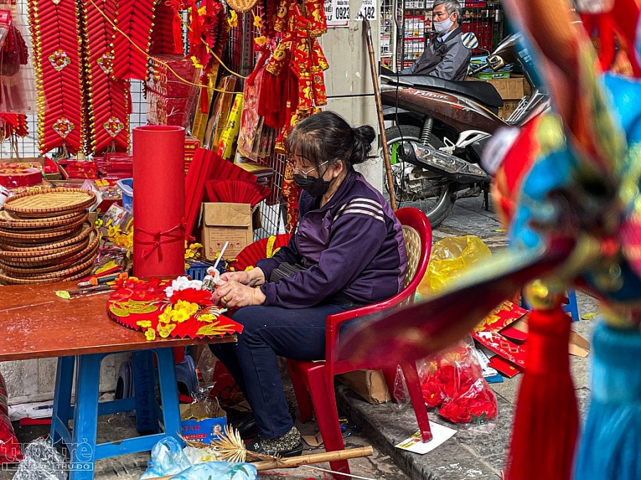 Các tiểu thương trang trí, bày biện gian hàng với các sản phẩm đa dạng, đủ các loại kích cỡ lớn nhỏ, màu sắc chủ đạo luôn là màu đỏ và vàng như câu đối, đèn lồng, hoa giả hay đồ trang trí cây cối, nhà cửa. Vì theo truyền thống, hai màu này mang lại sự may mắn, thịnh vượng, no ấm... của bản thân, gia đình. “Không tìm thấy cứ hỏi là có hàng” - chia sẻ của chị Phương Nga - một tiểu thương nhỏ trên phố Hàng Mã.