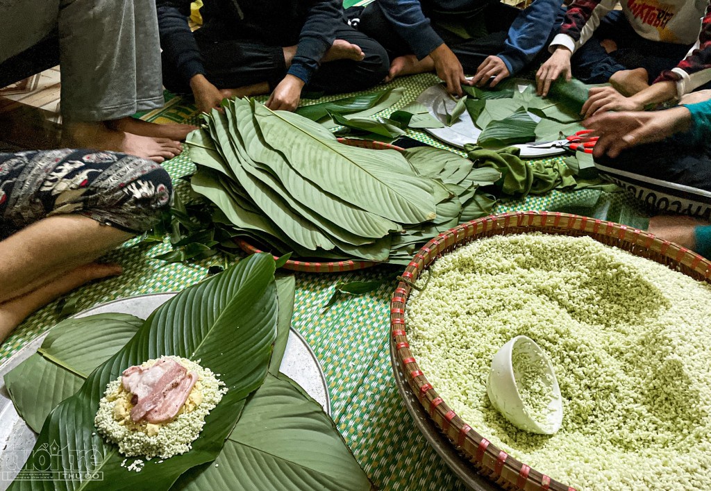 Cả gia đình quây quần gói bánh chưng