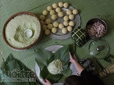 Gói truyền thống trong chiếc bánh chưng ngày Tết