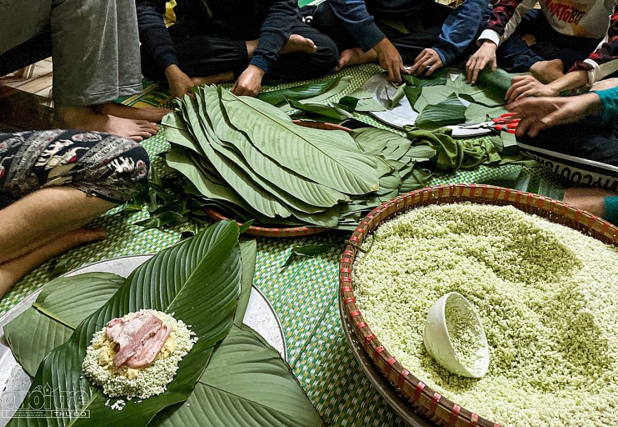  Cả gia đình quây quần gói bánh chưng