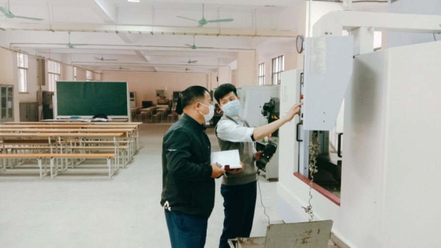 Kiểm tra lại trang thiết bị dạy nghề tại trường Cao đẳng nghề công nghệ cao Hà Nội trước khi đón học sinh trở lại trường