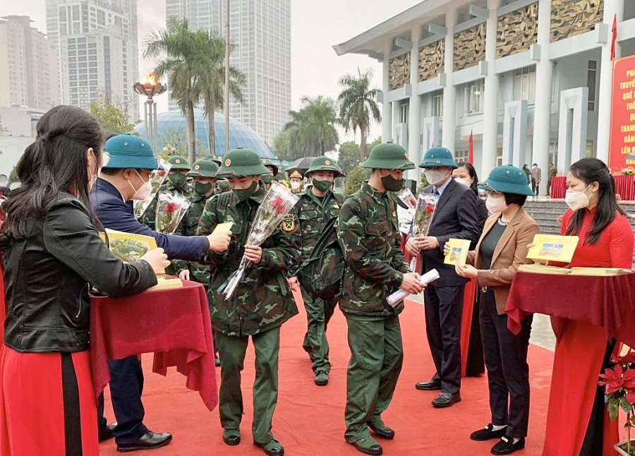 Trưởng Ban Tuyên giáo Thành ủy Hà Nội Bùi Huyền Mai và lãnh đạo quận Thanh Xuân tặng hoa, quà, động viên các tân binh lên đường nhập ngũ 