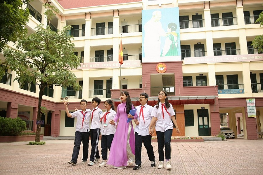Cô Nguyễn Lan Phương - Phó Hiệu trưởng Trường THCS Minh Khai với học trò khi chưa có dịch (Ảnh TL).