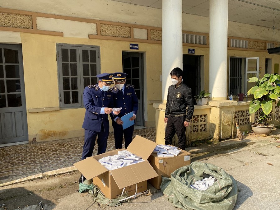 Lạng Sơn: Bắt hàng nghìn bộ kit test COVID-19 nghi nhập lậu tại bến xe thành phố