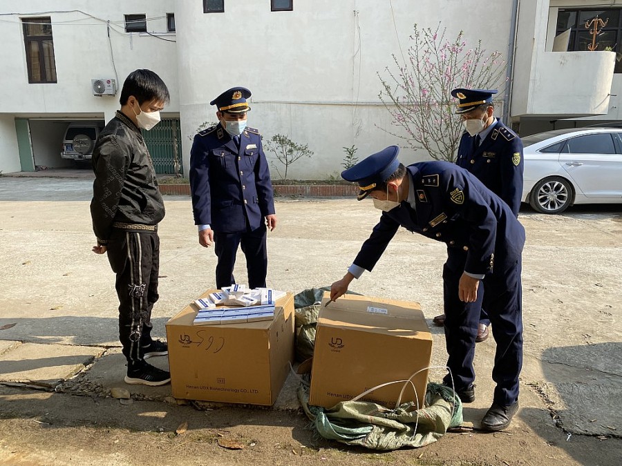 Lạng Sơn: Bắt hàng nghìn bộ kit test COVID-19 nghi nhập lậu tại bến xe thành phố