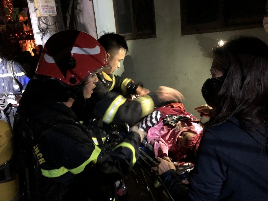 Lực lượng chức năng cứu người bị nạn khỏi đám cháy