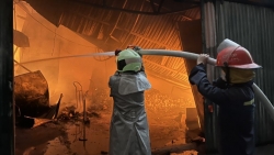 Hoàng Mai (Hà Nội): Dãy ba xưởng sản xuất  rực lửa ở ngõ nhỏ