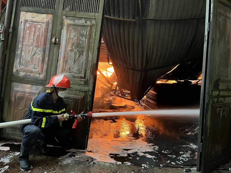 Hoàng Mai (Hà Nội): Dãy ba xưởng sản xuất  rực lửa ở ngõ nhỏ
