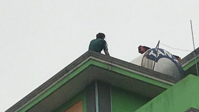 Thanh niên vắt vẻo trên sân thượng của ngôi nhà 8 tầng