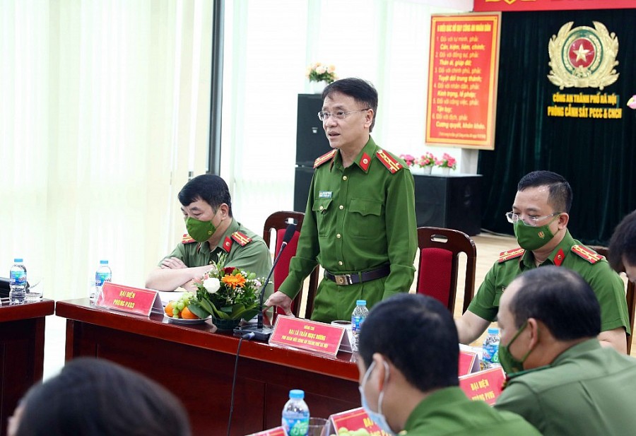 Đại tá Trần Ngọc Dương, Phó Giám đốc Công an TP Hà Nội phát biểu tại hội nghị