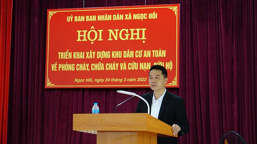 Ông Nguyễn Việt Hưng, Phó Chủ tịch UBND xã Ngọc Hồi thông báo các tiêu chí xây dựng cụm dân cư đảm bảo an toàn PCCC