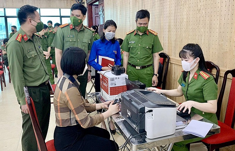 Trung tá Đồng Đức Vũ, Bí thư đoàn thanh niên Bộ Công an (đứng thứ hai từ trái sang) trong buổi ấn nút khai trương Sổ tay an ninh Hà Đông điện tử đã đánh giá cao hiệu quả mô hình