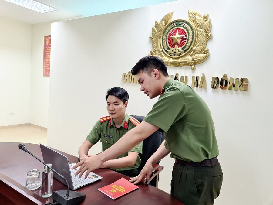 Bí thư đoàn thanh niên Công an quận Hà Đông báo cáo, xin ý kiến về việc triển khai Sổ tay an ninh Hà Đông điện tử