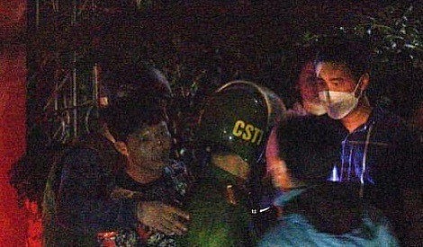Dân khi bị lực lượng công an bắt giữ tại hiện trường