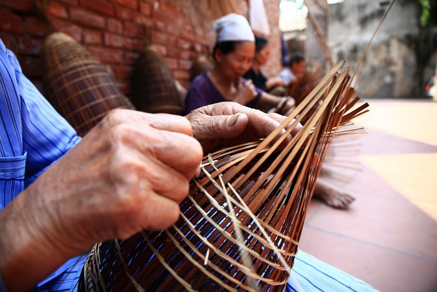 Loại đó hai cửa phải trải qua nhiều khâu: Chọn tre giao lóng, đúng độ tuổi, ra nan phải đều đẹp, bó từng bó dùng chân đạp làm cho nan tròn, sạch, mịn, dóc “chân rít” thành mê để đan, kết tràng (thắt lưng, cổ vai, bụng), cuối cùng vào đáy lên vành và xoáy đầu lên lưng.