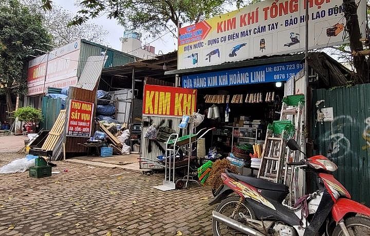 Theo phản ánh, tình trạng chiếm dụng vỉa hè đã diễn ra trong một thời gian dài nhưng chưa được xử lý dứt điểm.