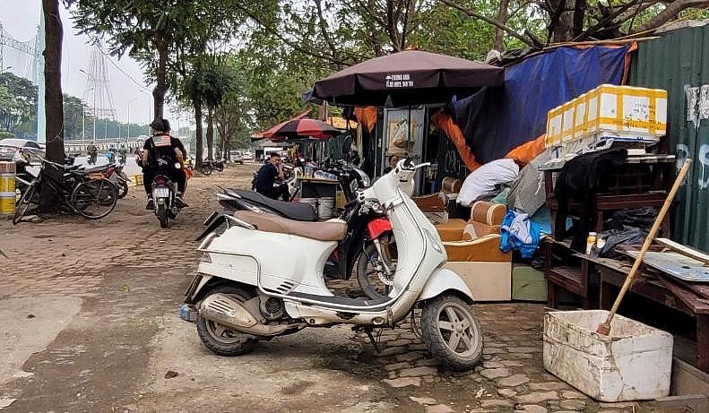 Theo phản ánh, tình trạng chiếm dụng vỉa hè đã diễn ra trong một thời gian dài nhưng chưa được xử lý dứt điểm.