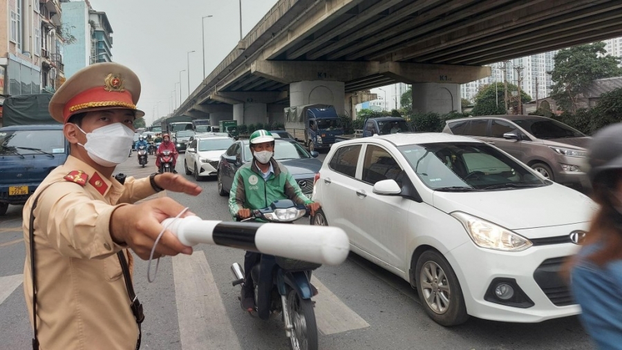 Cảnh sát giao thông phân luồng, hướng dẫn người dân vào nội đô khu vực bến xe Nước Ngầm