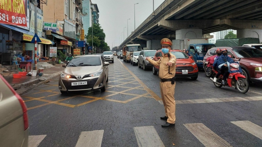 Thời tiết Hà Nội chuyển mưa nhẹ ảnh hưởng phần nào đến lưu thông của người dân