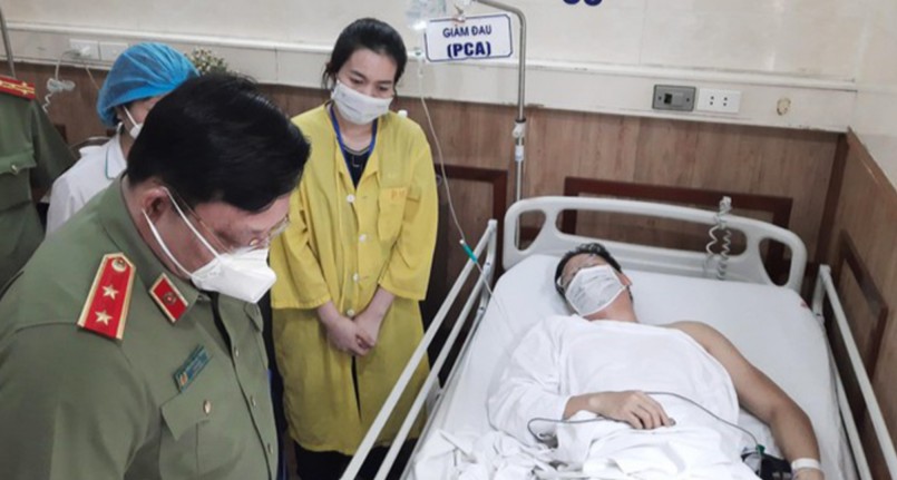 Giám đốc Công an TP Hà Nội thăm, động viên hai chiến sĩ bị thương khi làm nhiệm vụ