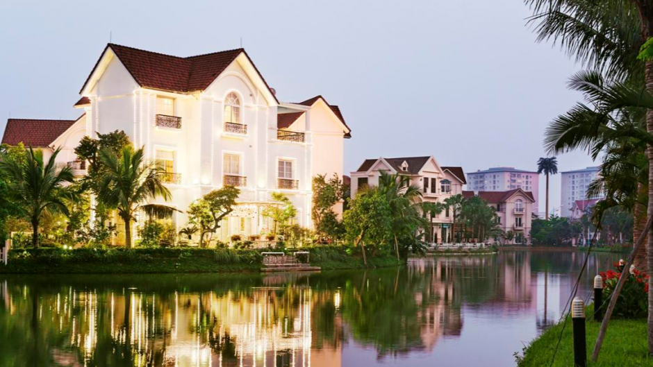 Biệt thự ngăn cách với bên ngoài bằng con kênh đào ở Long Biên (ảnh minh hoạ)