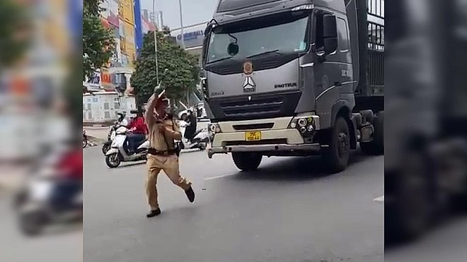 Hình ảnh ghi lại hành vi vi phạm của lái xe D